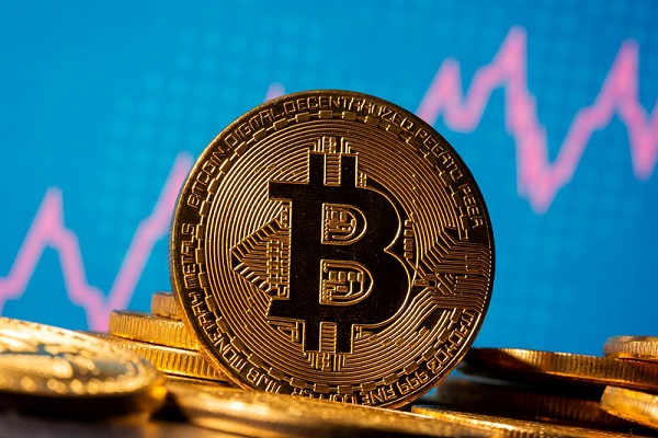 بیت‌کوین همچنان بالای ۶۲ هزار دلار؛ معامله‌گران منتظر حرکت بعدی بازار