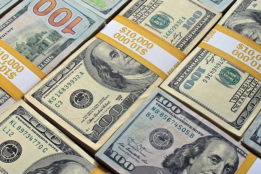 دلار همچنان مهم‌ترین متغیر بازارهای مالی؛ فعالان اقتصادی در انتظار داده‌های جدید 
