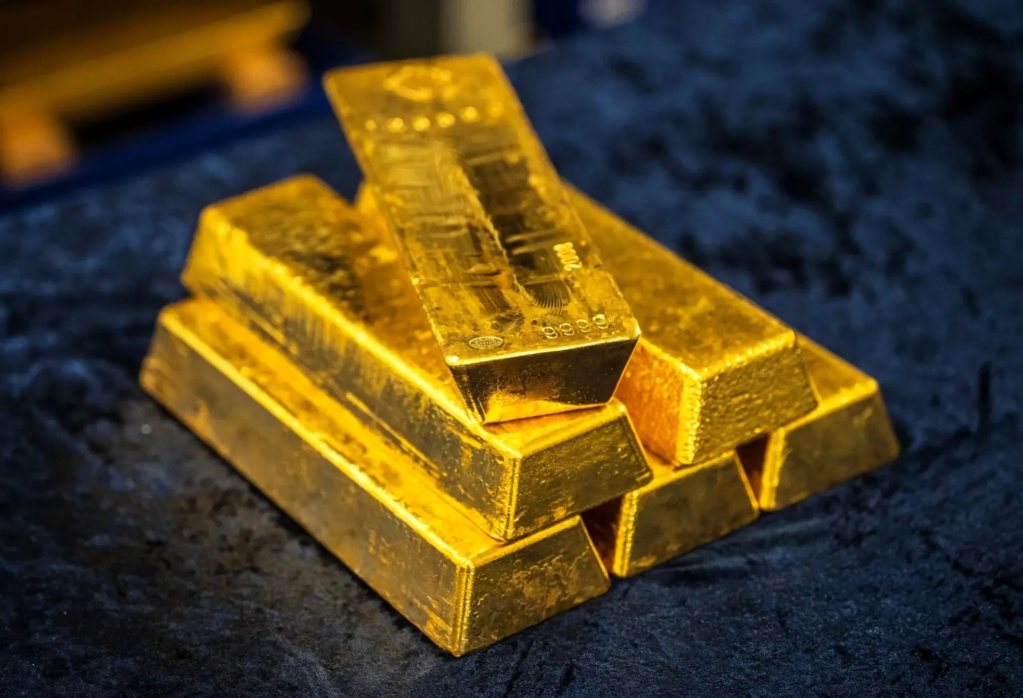 طلا جهش کرد؛ ضعف دلار و افزایش تقاضای پناهگاه امن قیمت فلز زرد را بالا برد