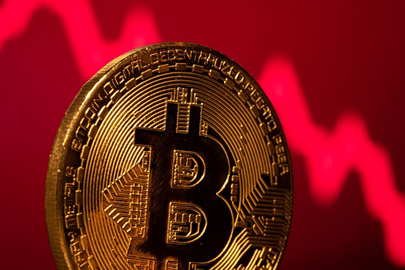 بیت‌کوین بعد از عبور از ۸۲ هزار دلار عقب نشست